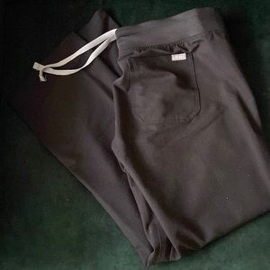 Figs Basic Livingston black Small Petite